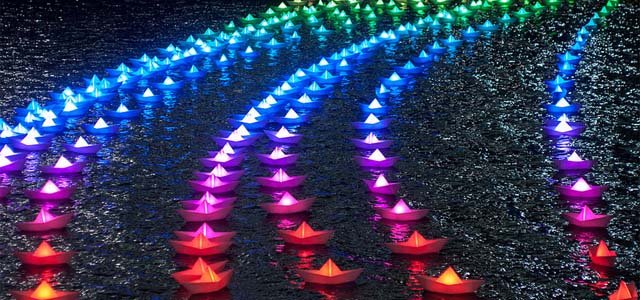 Barcos de Origami iluminam o Canal Wharf, em Londres